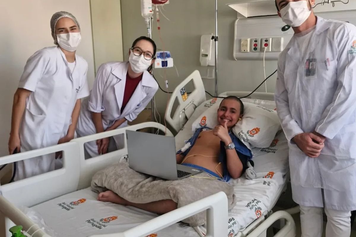 Adolescente potiguar de 15 anos recebe transplante de medula 100% compatível da Polônia e se recupera bem após o procedimento em Recife.