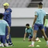 Ancelotti aposta no esquema 4-4-2 diante da Coreia do Sul. Jogadores treinam no campo