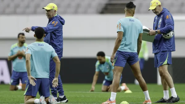 Ancelotti aposta no esquema 4-4-2 diante da Coreia do Sul. Jogadores treinam no campo
