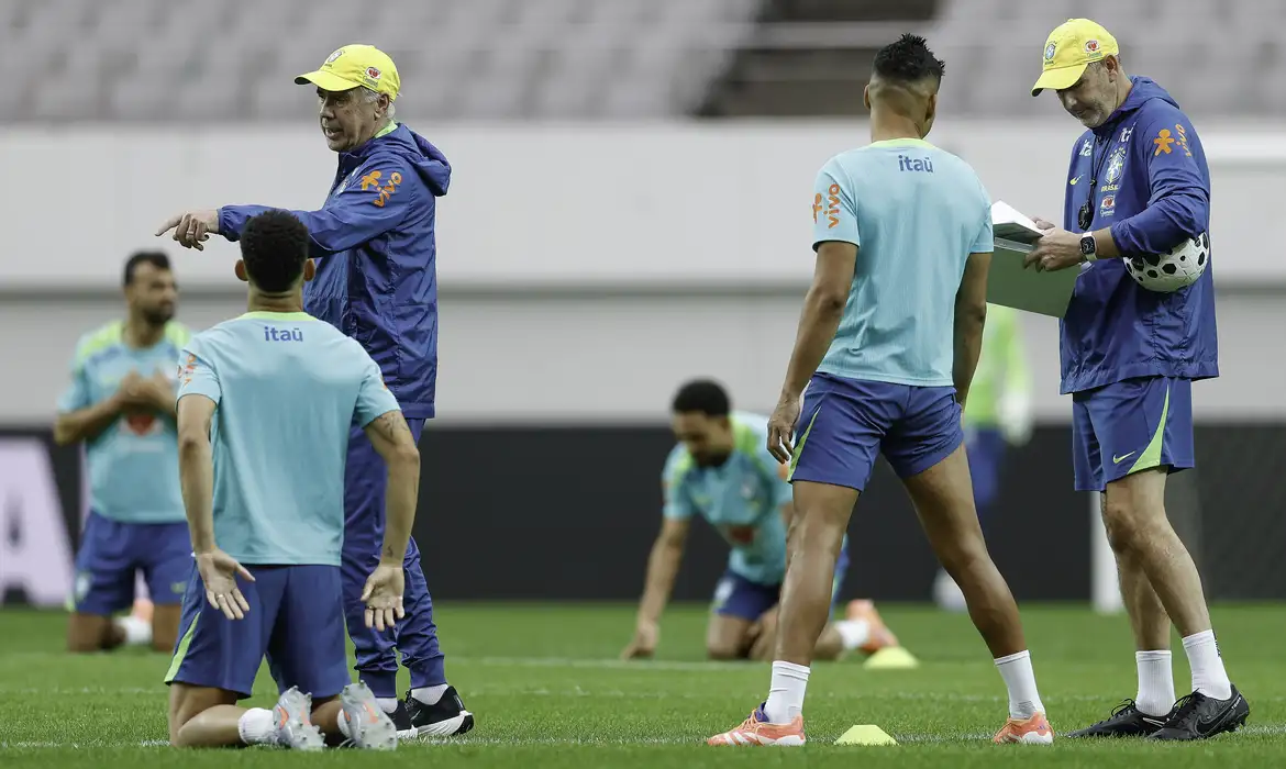 Ancelotti aposta no esquema 4-4-2 diante da Coreia do Sul. Jogadores treinam no campo