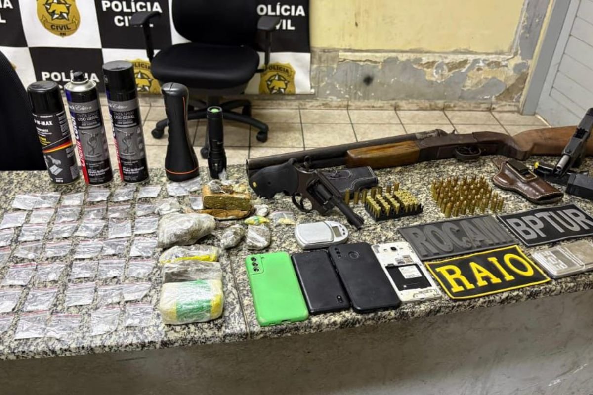 Operação conjunta das Polícias Militares do RN e CE apreende armas, drogas e materiais ilícitos em Tibau (RN) e Icapuí (CE), reforçando segurança.