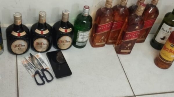 Policiais militares de Rafael Fernandes prendem cinco pessoas em flagrante com drogas, armas e bebidas adulteradas durante evento festivo.