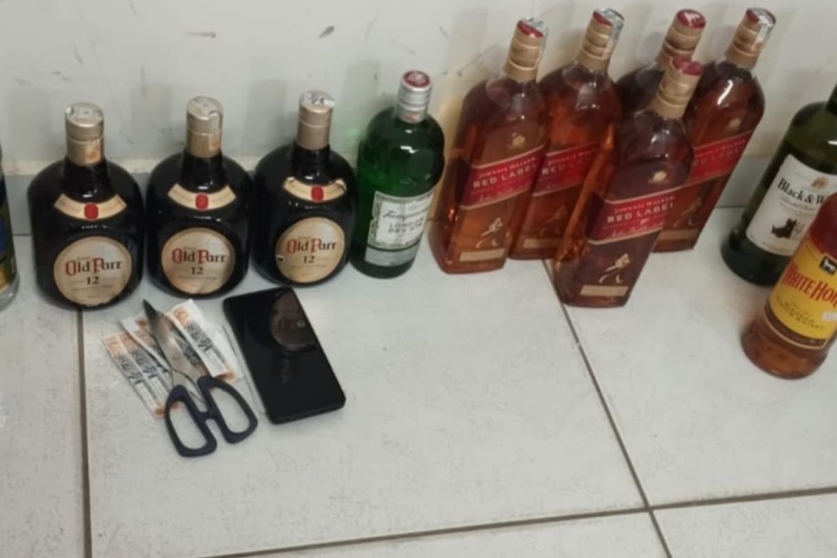 Policiais militares de Rafael Fernandes prendem cinco pessoas em flagrante com drogas, armas e bebidas adulteradas durante evento festivo.