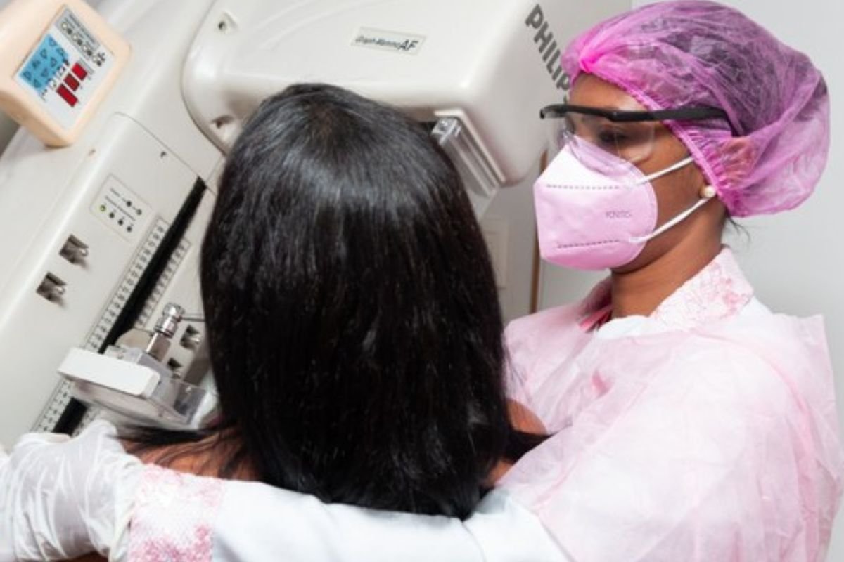 Ministério da Saúde lança campanha Outubro Rosa reforçando prevenção e diagnóstico precoce do câncer de mama e colo do útero pelo SUS.