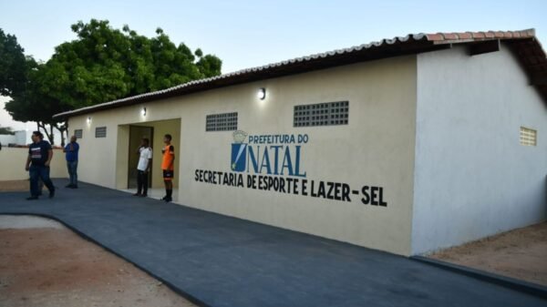Prefeitura de Natal entrega novos vestiários e alambrado no Campo dos Barreiros, incentivando esporte amador e projetos sociais na Zona Oeste.