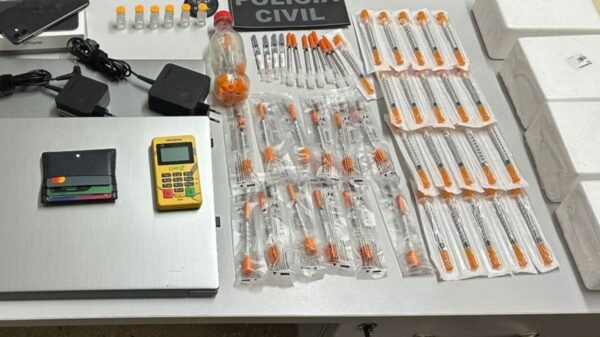 Polícia Civil prende homem e mulher por venda ilegal de medicamentos emagrecedores em Parnamirim; operação apreendeu remédios, seringas e materiais de venda.