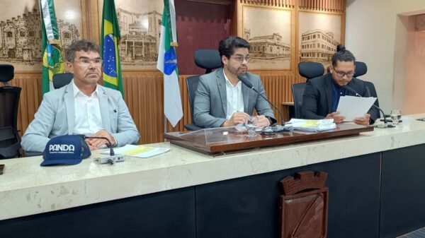 Comissão da Câmara de Natal aprova pareceres para criar ouvidoria de trânsito e instalar iluminação em paradas de ônibus. Projetos agora seguem para votação.