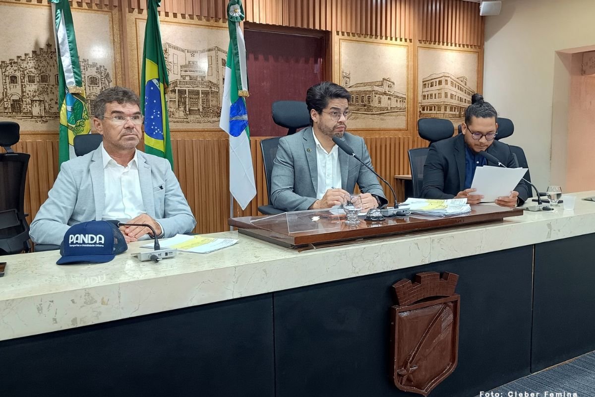 Comissão da Câmara de Natal aprova pareceres para criar ouvidoria de trânsito e instalar iluminação em paradas de ônibus. Projetos agora seguem para votação.