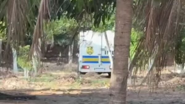 Homem de 57 anos é encontrado morto em granja na comunidade de Alcaçuz, em Nísia Floresta; família aponta uso de drogas e álcool.