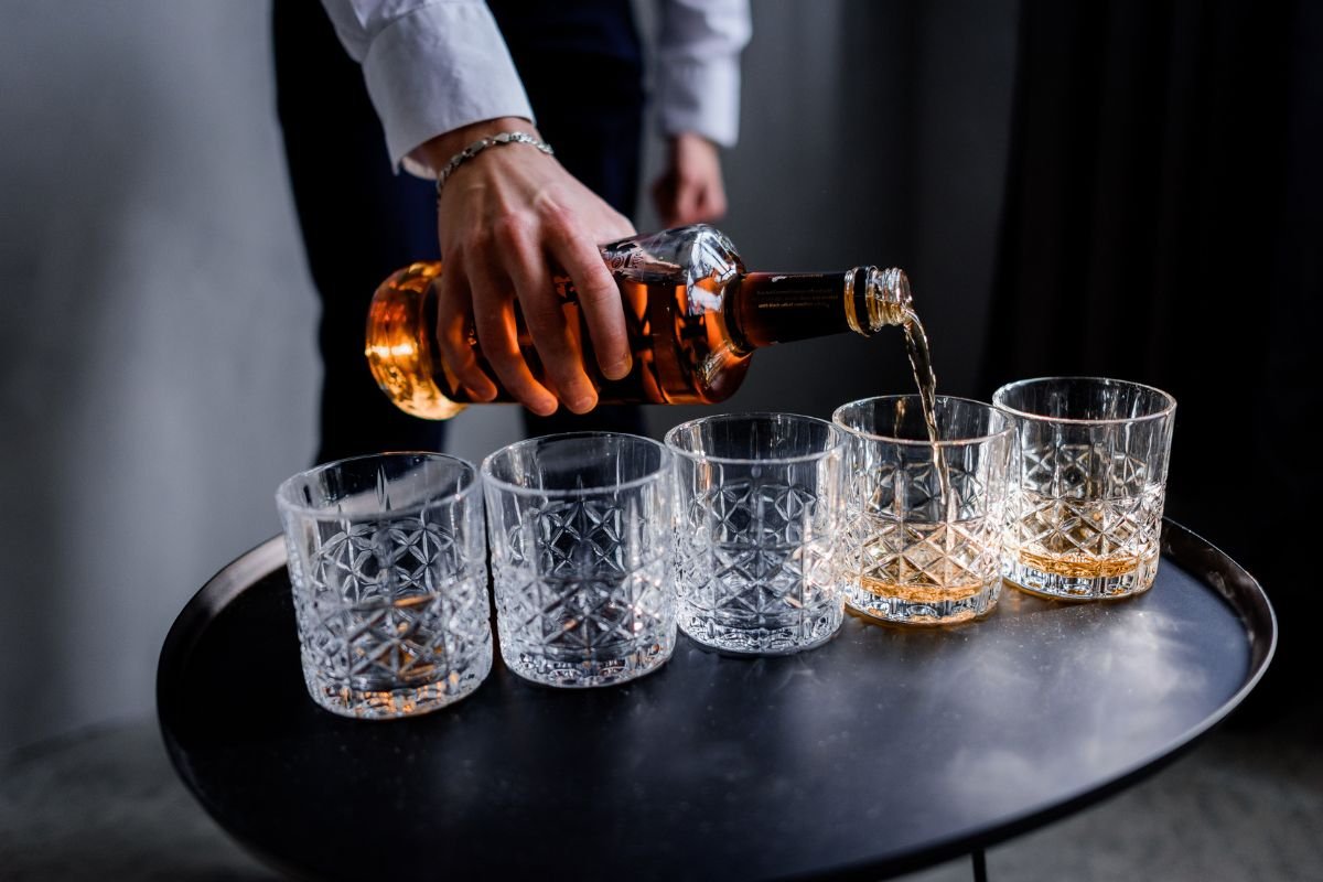 Nova lei sancionada por Lula aumenta a pena para quem vender ou fornecer bebidas alcoólicas a crianças e adolescentes no Brasil.