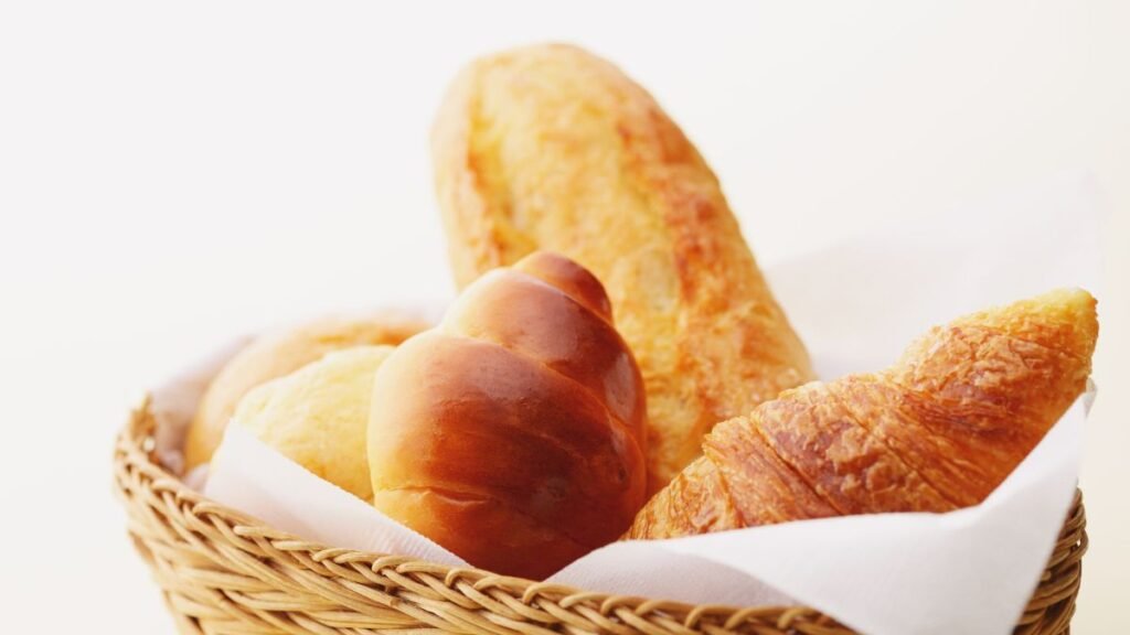 O Dia Mundial do Pão é celebrado em 16 de outubro. Saiba a origem da data e confira três receitas simples para fazer em casa.