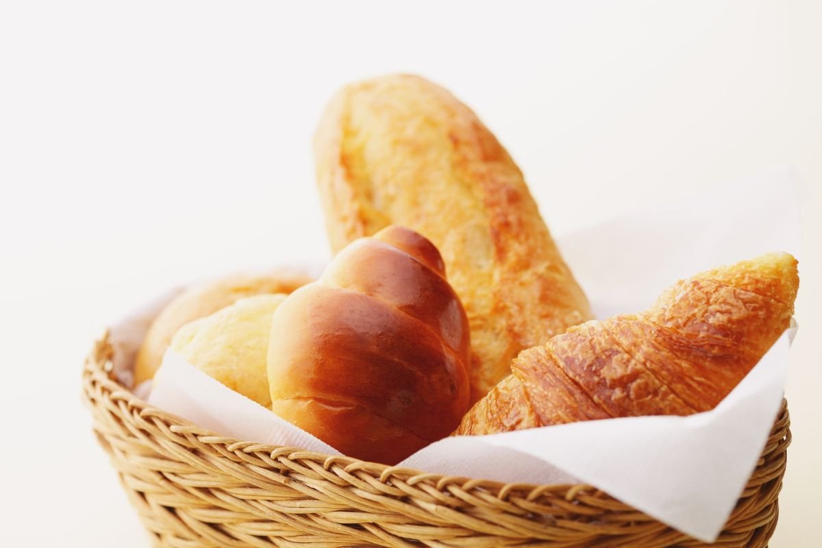 O Dia Mundial do Pão é celebrado em 16 de outubro. Saiba a origem da data e confira três receitas simples para fazer em casa.