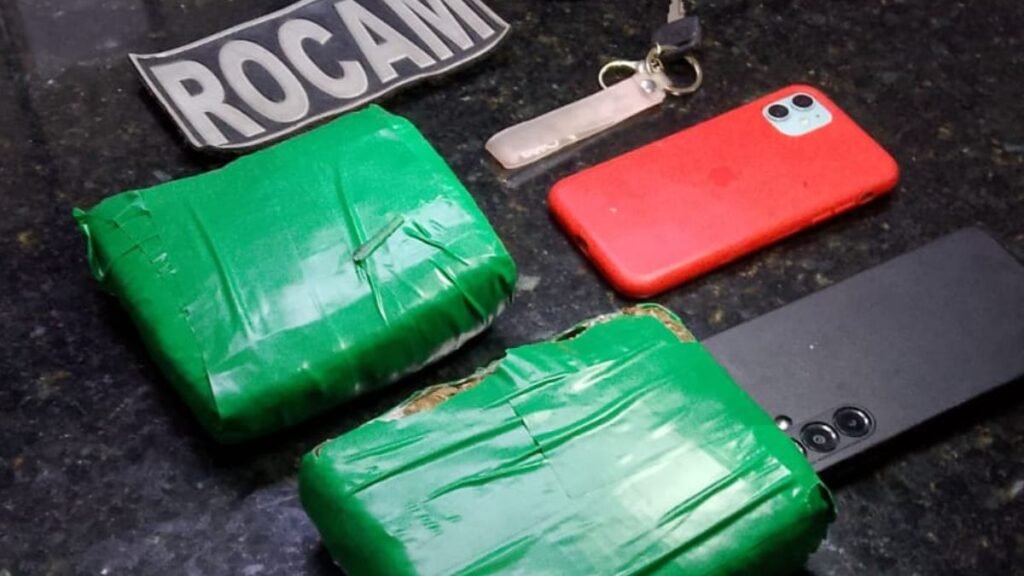 Polícia Militar apreende dois tabletes de maconha e prende casal após perseguição entre Cidade da Esperança e Lagoa Nova, em Natal.