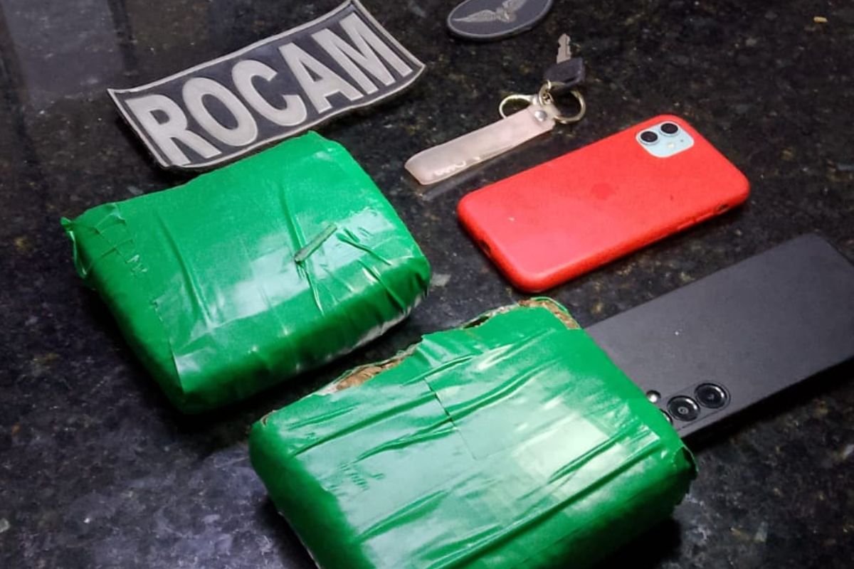 Polícia Militar apreende dois tabletes de maconha e prende casal após perseguição entre Cidade da Esperança e Lagoa Nova, em Natal.