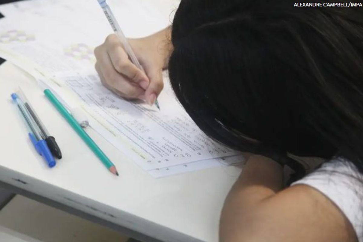 Inep recomenda evitar repertório de bolso na redação do Enem 2025. Participantes devem priorizar argumentação própria e repertório autoral.