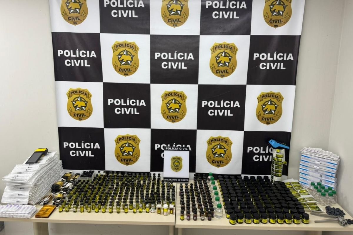 Polícia Civil realiza Operação Atrofia e fecha laboratório clandestino de anabolizantes em Natal. Homem é preso em flagrante na ação.