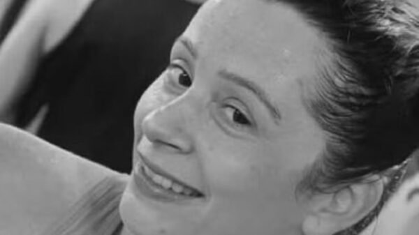 Mulher é morta a facadas em Pedrinhas, RN; ex-companheiro é suspeito e fugiu. Polícia investiga o caso e corpo foi recolhido pelo Itep.