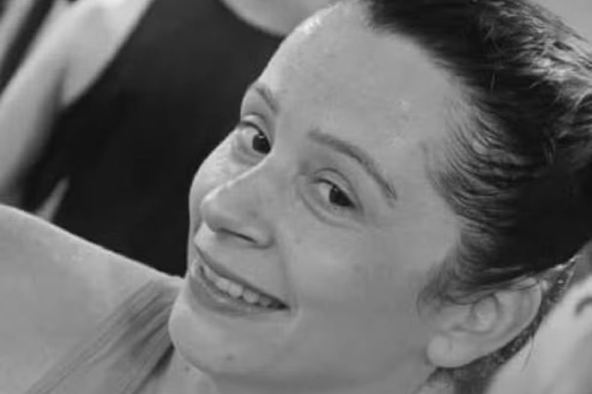 Mulher é morta a facadas em Pedrinhas, RN; ex-companheiro é suspeito e fugiu. Polícia investiga o caso e corpo foi recolhido pelo Itep.