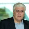 O ex-governador Fernando Freire está internado em estado estável após sofrer uma queda e fraturar o fêmur. Ele passará por cirurgia nesta terça-feira (7), em Natal.