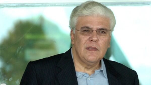 O ex-governador Fernando Freire está internado em estado estável após sofrer uma queda e fraturar o fêmur. Ele passará por cirurgia nesta terça-feira (7), em Natal.