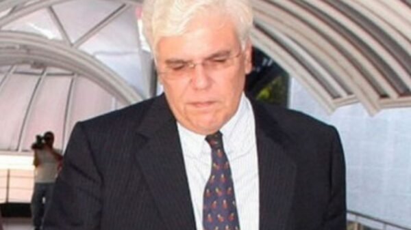 Ex-governador Fernando Freire foi internado após luxação de prótese de quadril. Procedimento foi bem-sucedido e alta está prevista para sexta-feira.