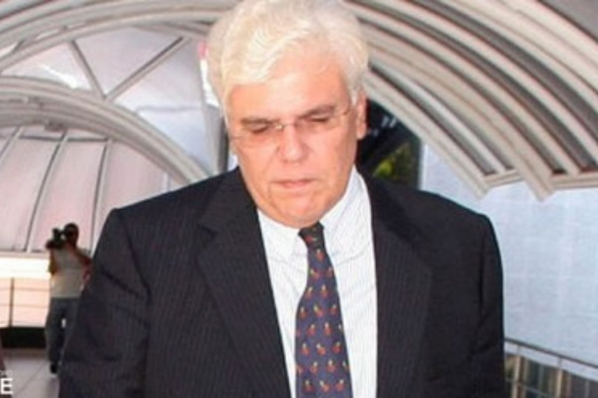 Ex-governador Fernando Freire foi internado após luxação de prótese de quadril. Procedimento foi bem-sucedido e alta está prevista para sexta-feira.