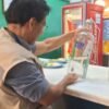 Vigilância Sanitária de Natal realiza operação em bares, restaurantes e hotéis para prevenir intoxicação por metanol e garantir segurança da população.