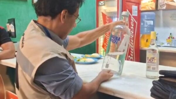 Vigilância Sanitária de Natal realiza operação em bares, restaurantes e hotéis para prevenir intoxicação por metanol e garantir segurança da população.