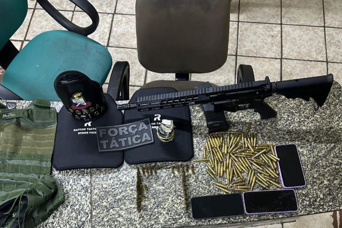 Polícia Militar apreende fuzil, munições e granada durante operação da Força Tática do 2º BPM na zona rural de Mossoró, no Oeste potiguar.