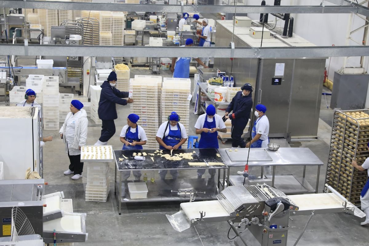 Rio Grande do Norte gerou 5.339 empregos formais em agosto e acumula mais de 15 mil vagas em 2025. Agro, serviços e indústria lideraram crescimento.