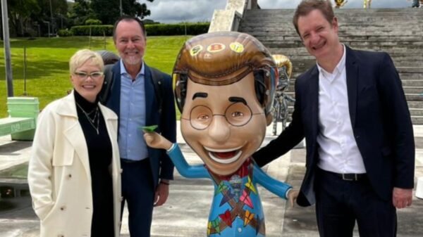 Gutho Barreto, diretor do SPN, participou da abertura da Caravana do Silvinho, exposição que homenageia Silvio Santos em Curitiba.