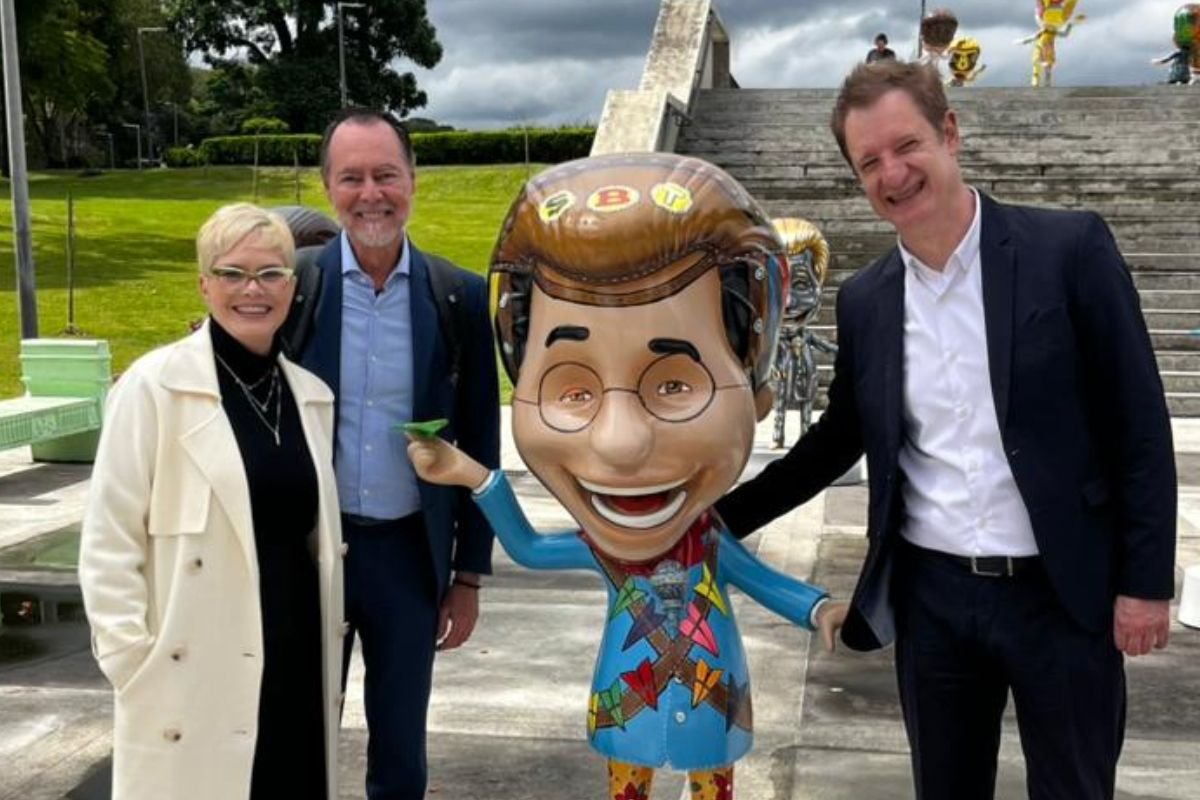 Gutho Barreto, diretor do SPN, participou da abertura da Caravana do Silvinho, exposição que homenageia Silvio Santos em Curitiba.