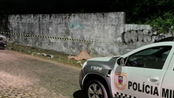 Um homem de aproximadamente 65 anos foi executado a tiros em Mãe Luíza, Zona Leste de Natal, em crime possivelmente ligado a tribunal do crime.