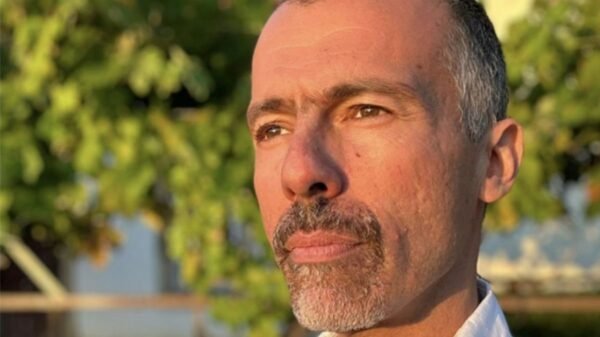 Jornalista Jamil Chade realiza palestra na UFRN sobre democracia e direitos. Evento será no dia 22 de outubro, com sessão de autógrafos e lançamento de livro.
