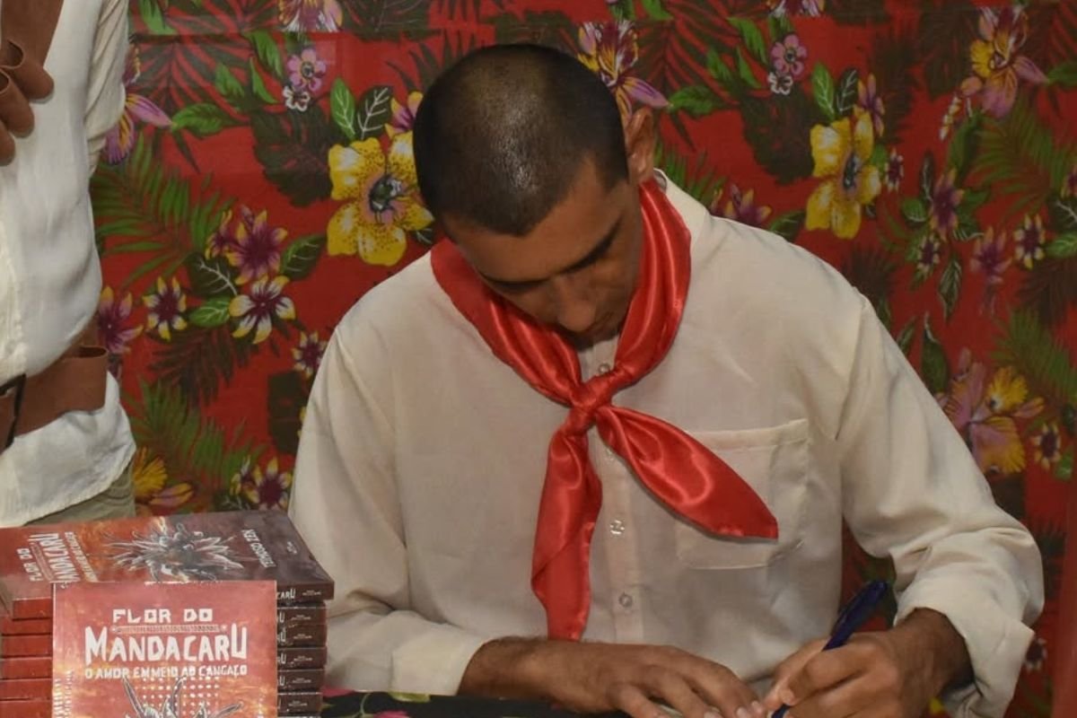 “Flor do Mandacaru”, de Claudionor de Oliveira Júnior, é finalista do Prêmio Jabuti 2025 na categoria Escritor Estreante – Romance.