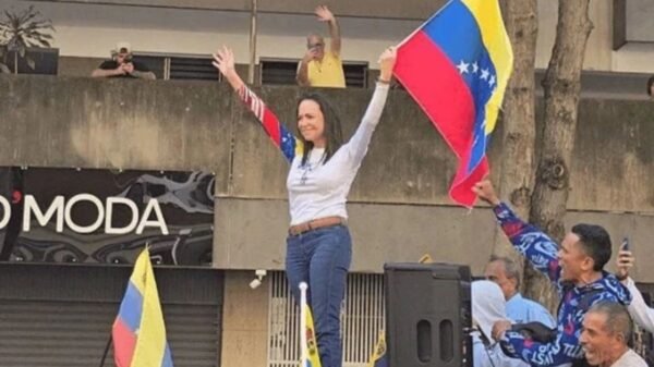 A venezuelana Maria Corina Machado recebe o Prêmio Nobel da Paz 2025 por sua luta pela democracia e direitos humanos na Venezuela.