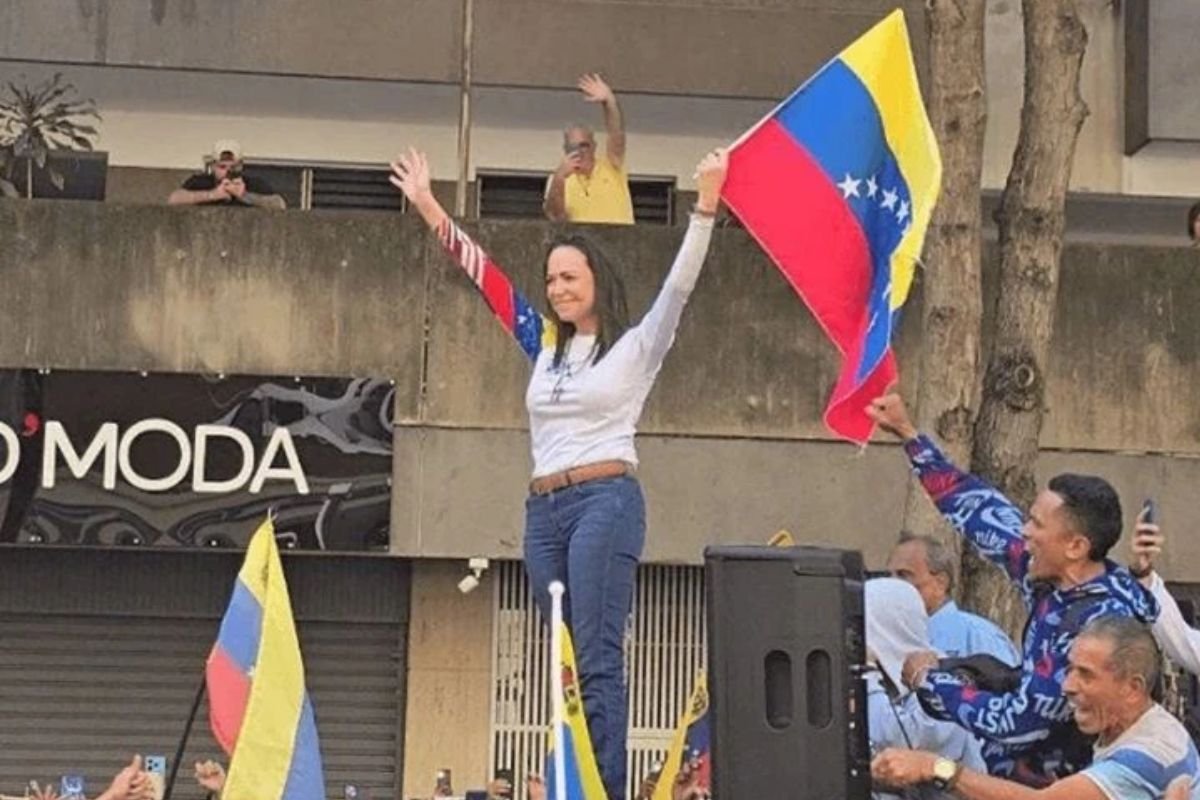A venezuelana Maria Corina Machado recebe o Prêmio Nobel da Paz 2025 por sua luta pela democracia e direitos humanos na Venezuela.
