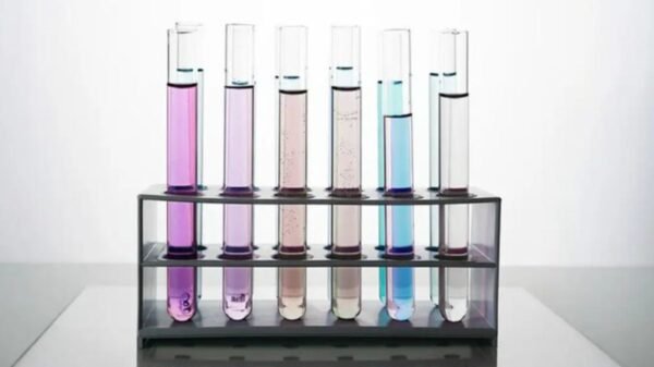 INCQS/Fiocruz recebe 40 kits de padrão de álcool metílico da USP para análises laboratoriais de metanol em bebidas e sangue.