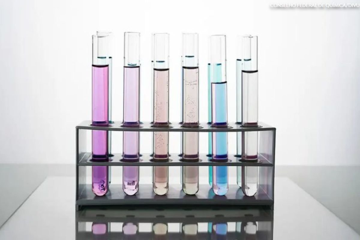 INCQS/Fiocruz recebe 40 kits de padrão de álcool metílico da USP para análises laboratoriais de metanol em bebidas e sangue.