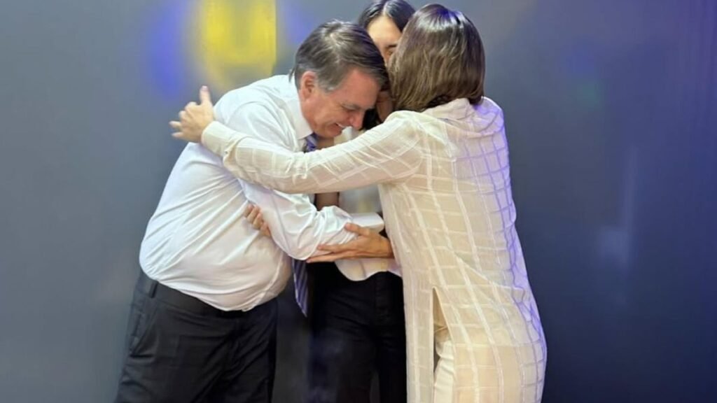 Alexandre de Moraes autorizou novas visitas ao ex-presidente Bolsonaro preso na PF. Michelle, Laura e Carlos poderão visitá-lo sob regras específicas.