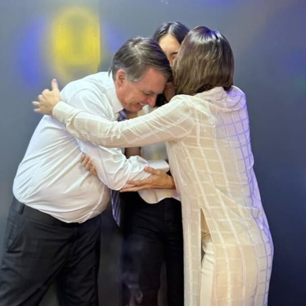 Alexandre de Moraes autorizou novas visitas ao ex-presidente Bolsonaro preso na PF. Michelle, Laura e Carlos poderão visitá-lo sob regras específicas.