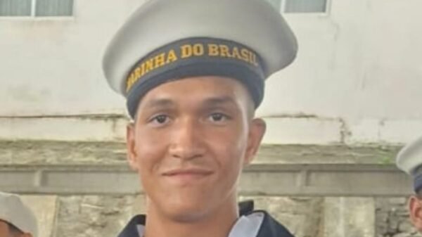 A Marinha realiza buscas por um militar desaparecido após ser arrastado pela correnteza na Praia do Forte, em Natal, desde quarta-feira (8).