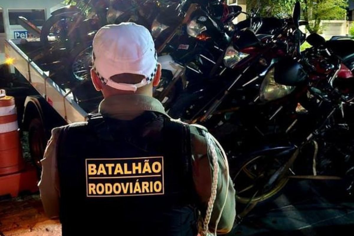 Motocicletas barulhentas são apreendidas durante "Operação Sossego" na Zona Norte de Natal. Nove veículos foram recolhidos.