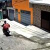 Motoentregador é assaltado por dois homens em moto no bairro Felipe Camarão, em Natal. Criminosos levaram a moto e a bolsa de entregas.