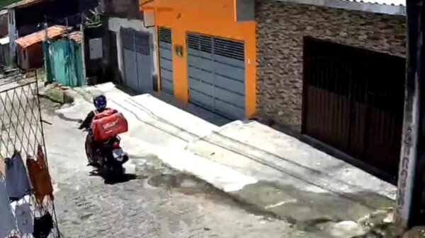 Motoentregador é assaltado por dois homens em moto no bairro Felipe Camarão, em Natal. Criminosos levaram a moto e a bolsa de entregas.