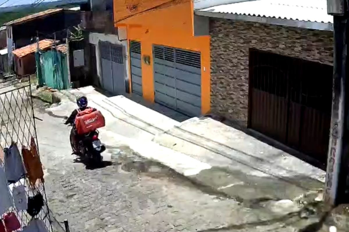 Motoentregador é assaltado por dois homens em moto no bairro Felipe Camarão, em Natal. Criminosos levaram a moto e a bolsa de entregas.