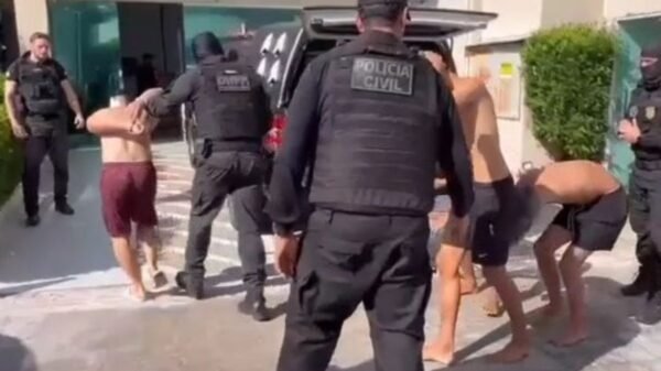 Operação da Polícia Civil prende suspeitos de tráfico de drogas e homicídios em São José de Mipibu. Armas, drogas e quase R$ 15 mil foram apreendidos.