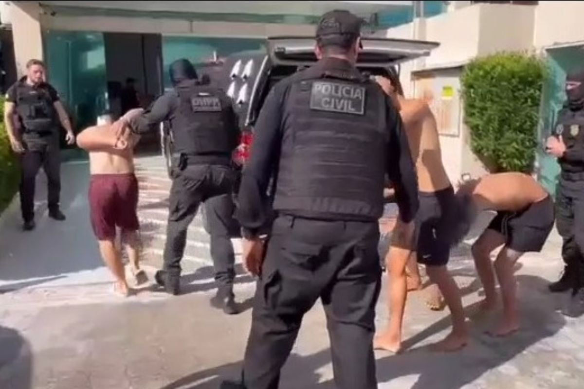 Operação da Polícia Civil prende suspeitos de tráfico de drogas e homicídios em São José de Mipibu. Armas, drogas e quase R$ 15 mil foram apreendidos.