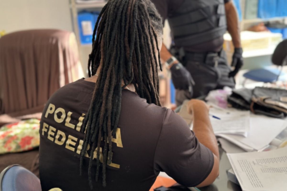 A Polícia Federal deflagrou nova fase da Operação Sem Desconto para apurar fraudes em aposentadorias e pensões em oito estados.