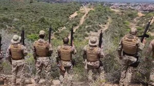 A Polícia Civil do RN realiza ação da “Operação Território Seguro” em Cidade Nova, Natal, para combater tráfico de drogas e atividades de facções criminosas.